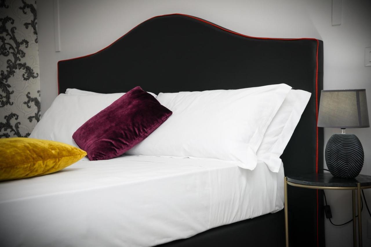 Principessa Isabella Luxury Rooms Salerno Exterior photo